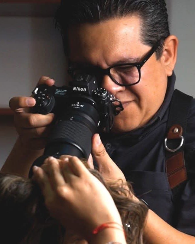 Carlos Manzano fotografiando con su cámara Nikon