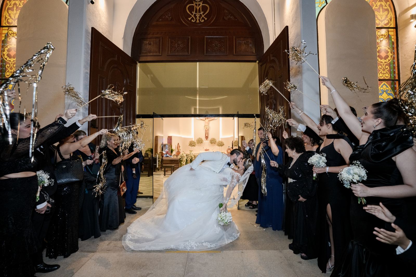 Salida de la iglesia entre listones y aplausos