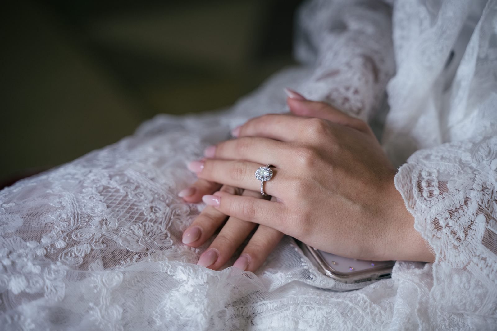Detalle del anillo sobre el encaje del vestido