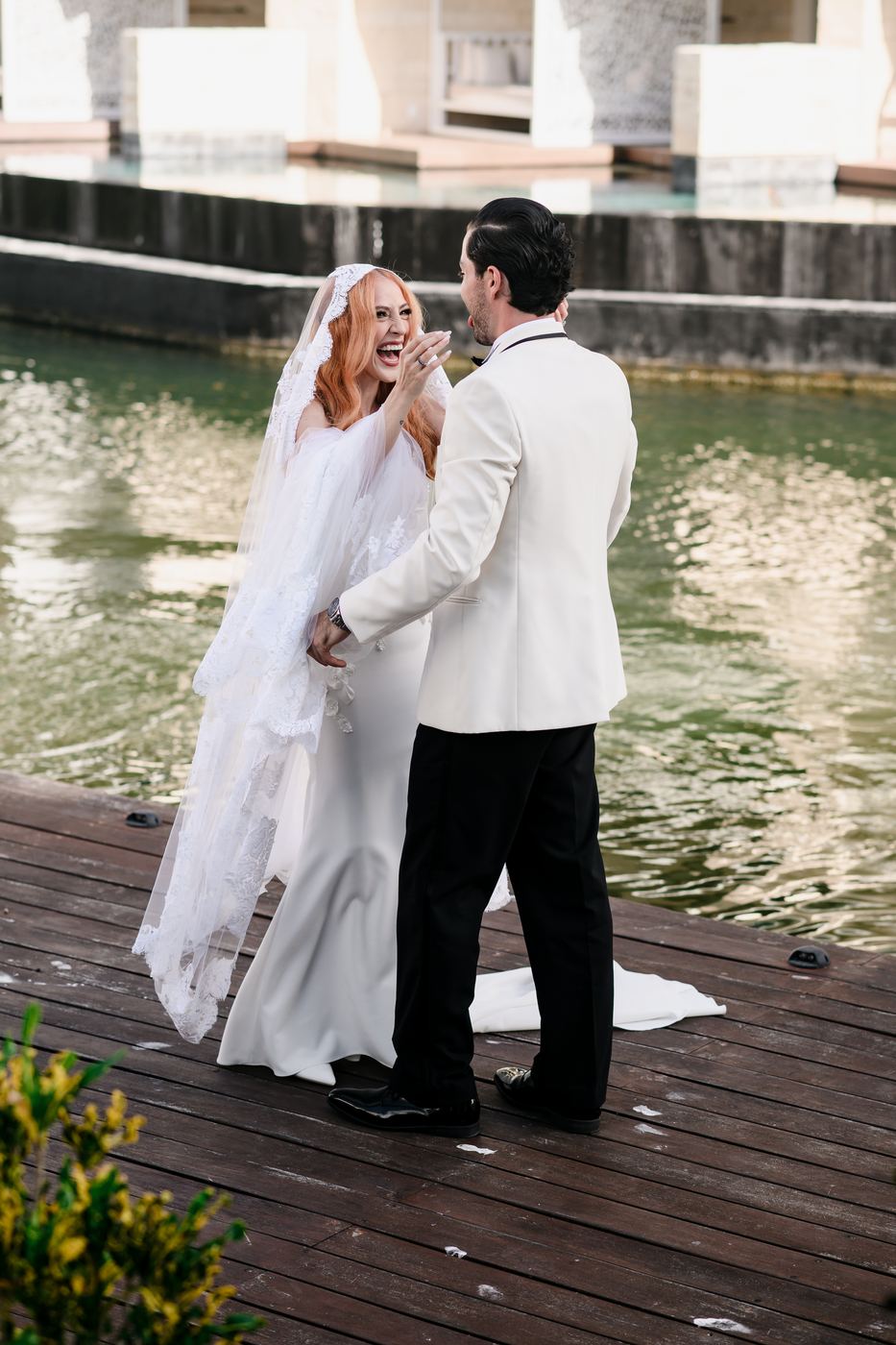 Novios junto al agua al atardecer