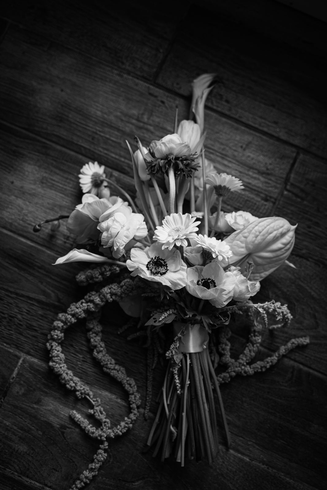 Ramo de flores blancas sobre madera, en blanco y negro