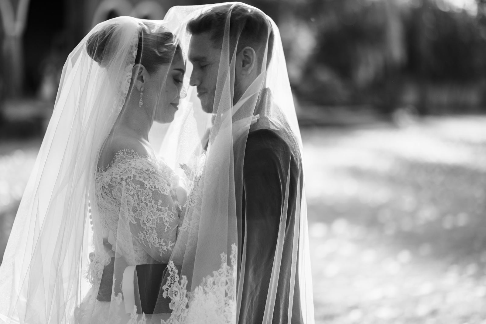 Los novios bajo el velo en blanco y negro