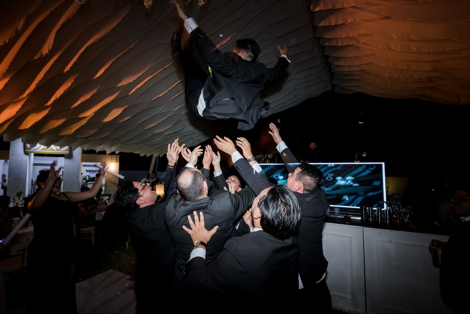El novio vuela por los aires lanzado por sus amigos en la fiesta