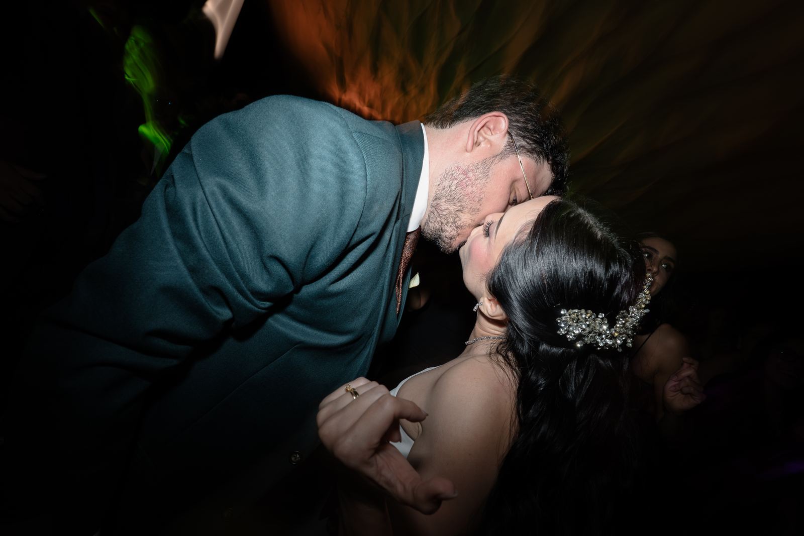 Beso de los novios en la pista con estelas de luz
